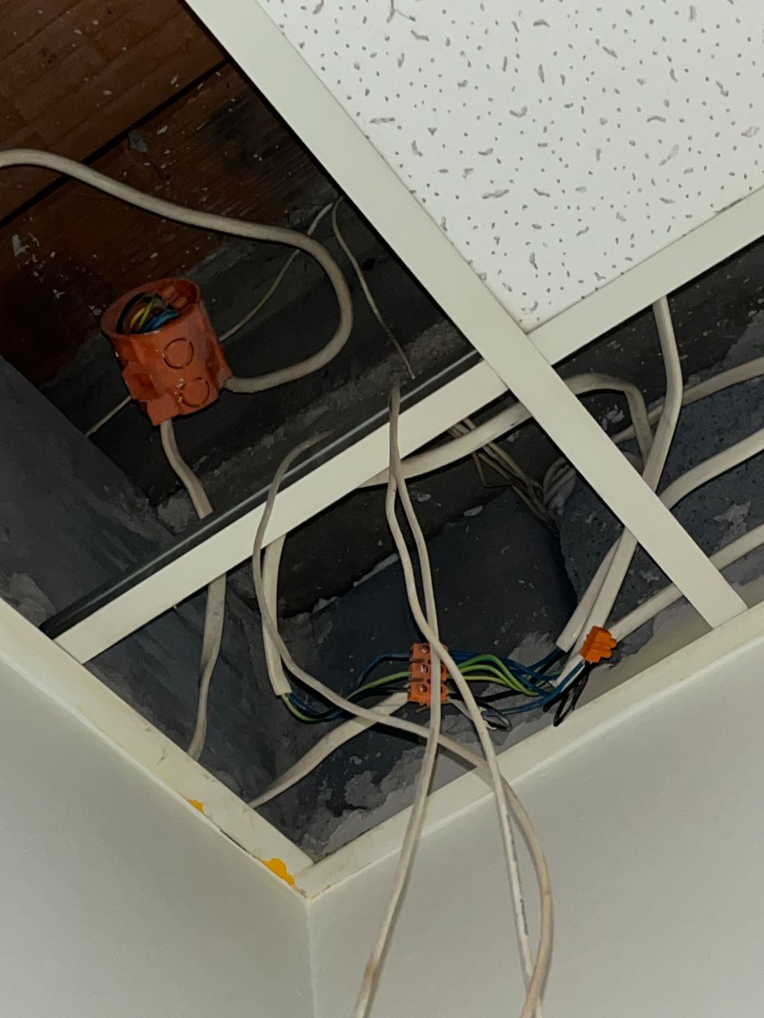 Instalacja elektryczna — puszki i połączenia kabli nad sufitem podwieszanym